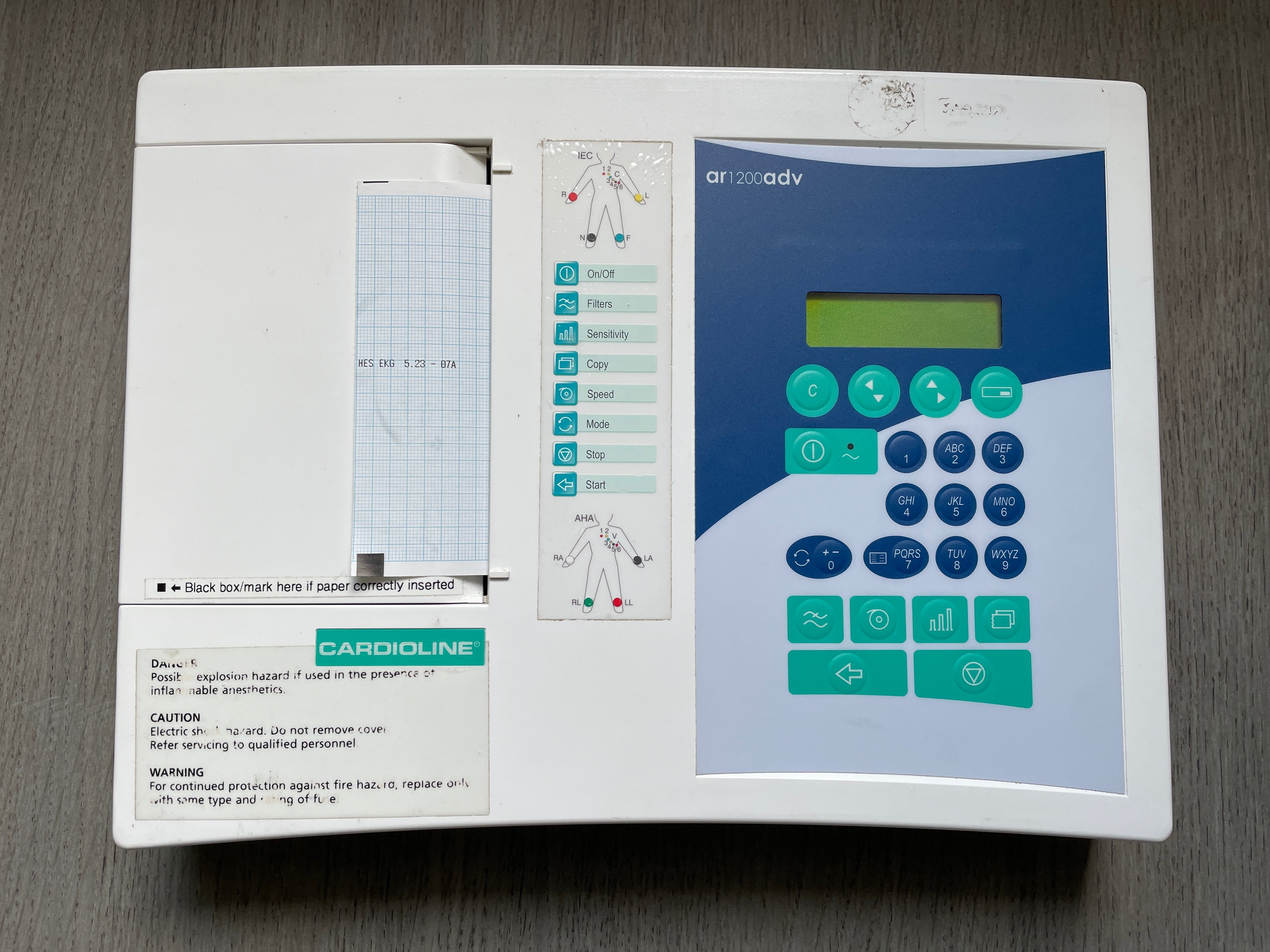 Cardioline-AR1200-ADV-appareil-ECG-portable-avec-ecran-LCD.jpg