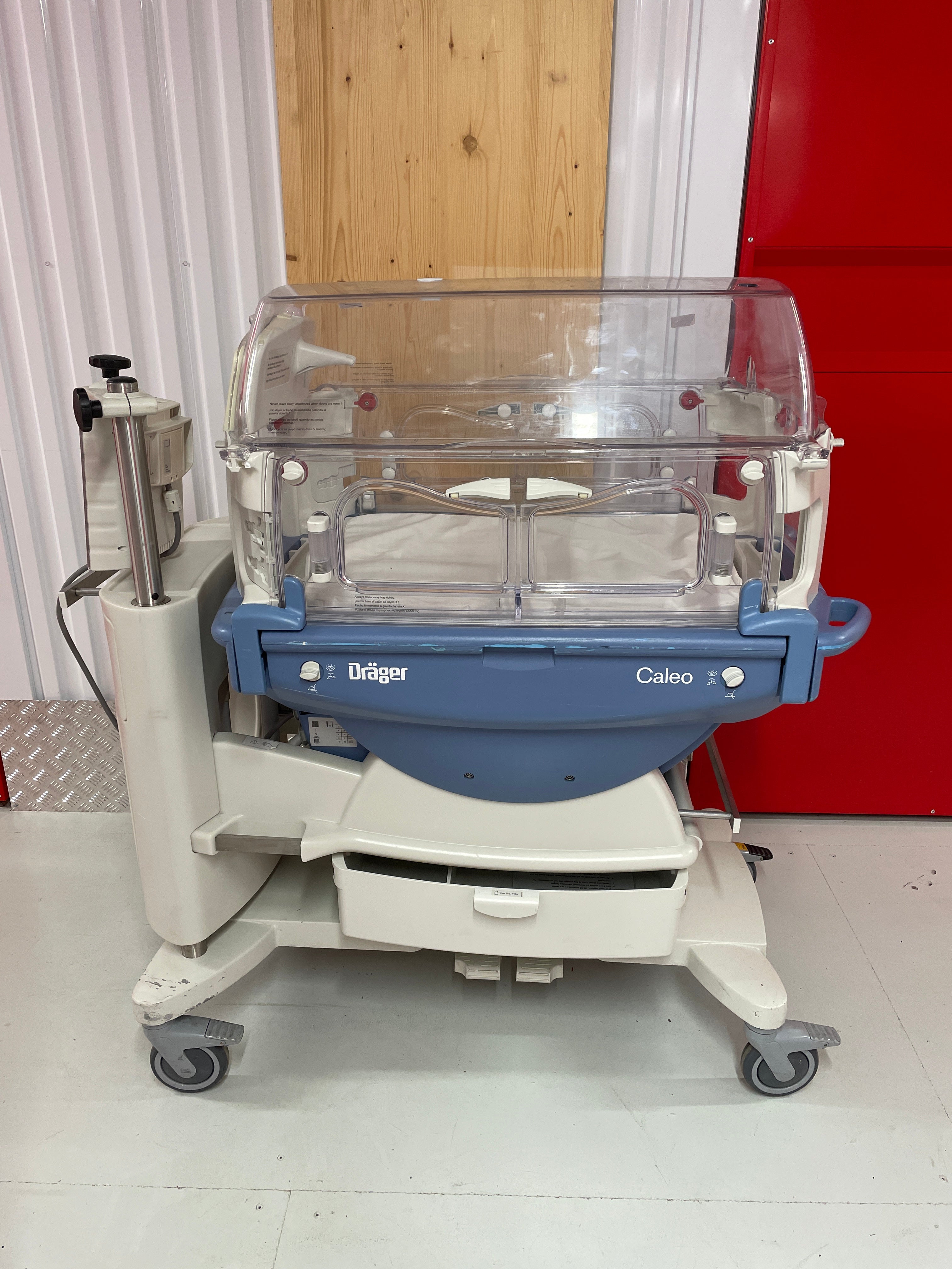 Couveuse-incubateur-Drager-CALEO-avec-systeme-de-chauffage-et-controle-de-temperature-pour-soins-neonatals.jpg