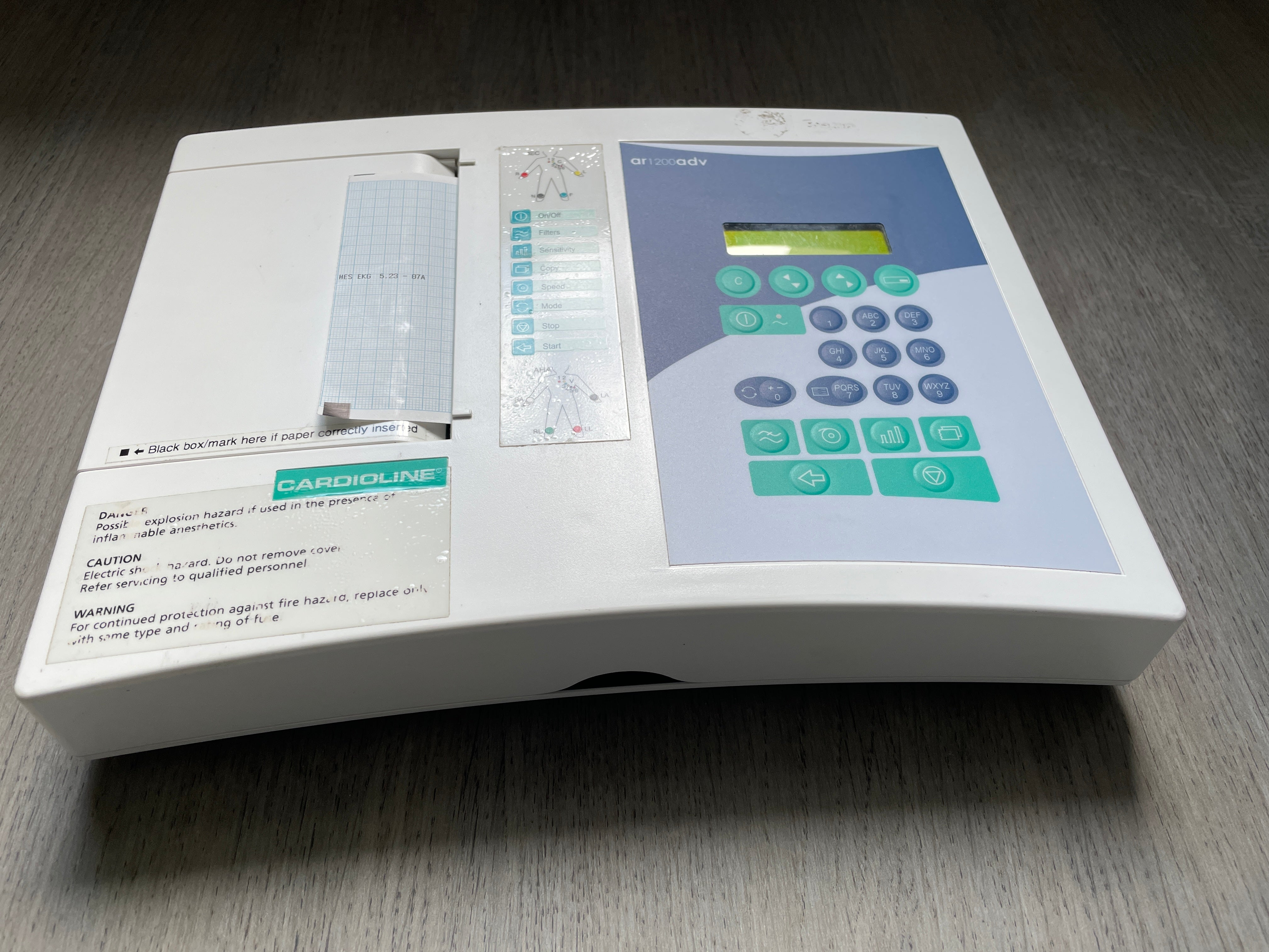 Cardioline-AR1200-ADV-appareil-ECG-portable-avec-ecran-LCD.jpg