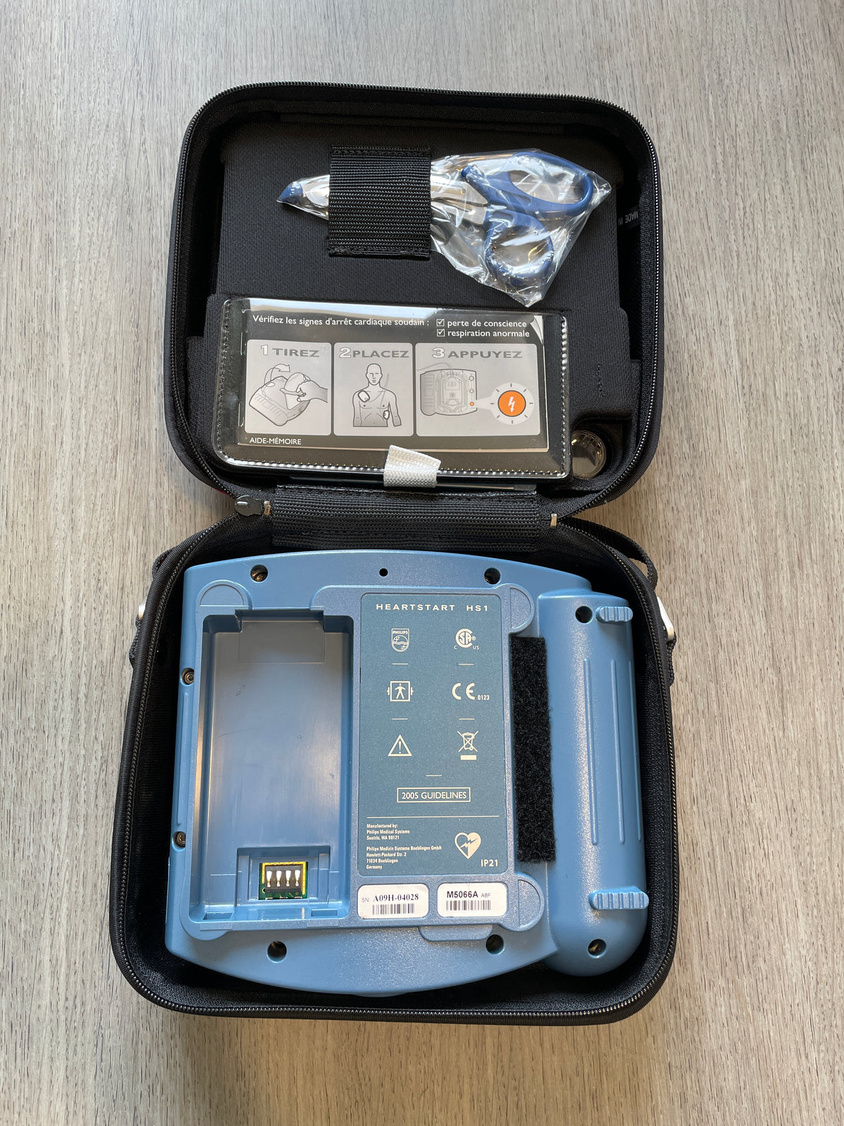 Defibrillateur-Philips-HeartStart-HS1-avec-ecran-et-instructions-de-reanimation.jpg