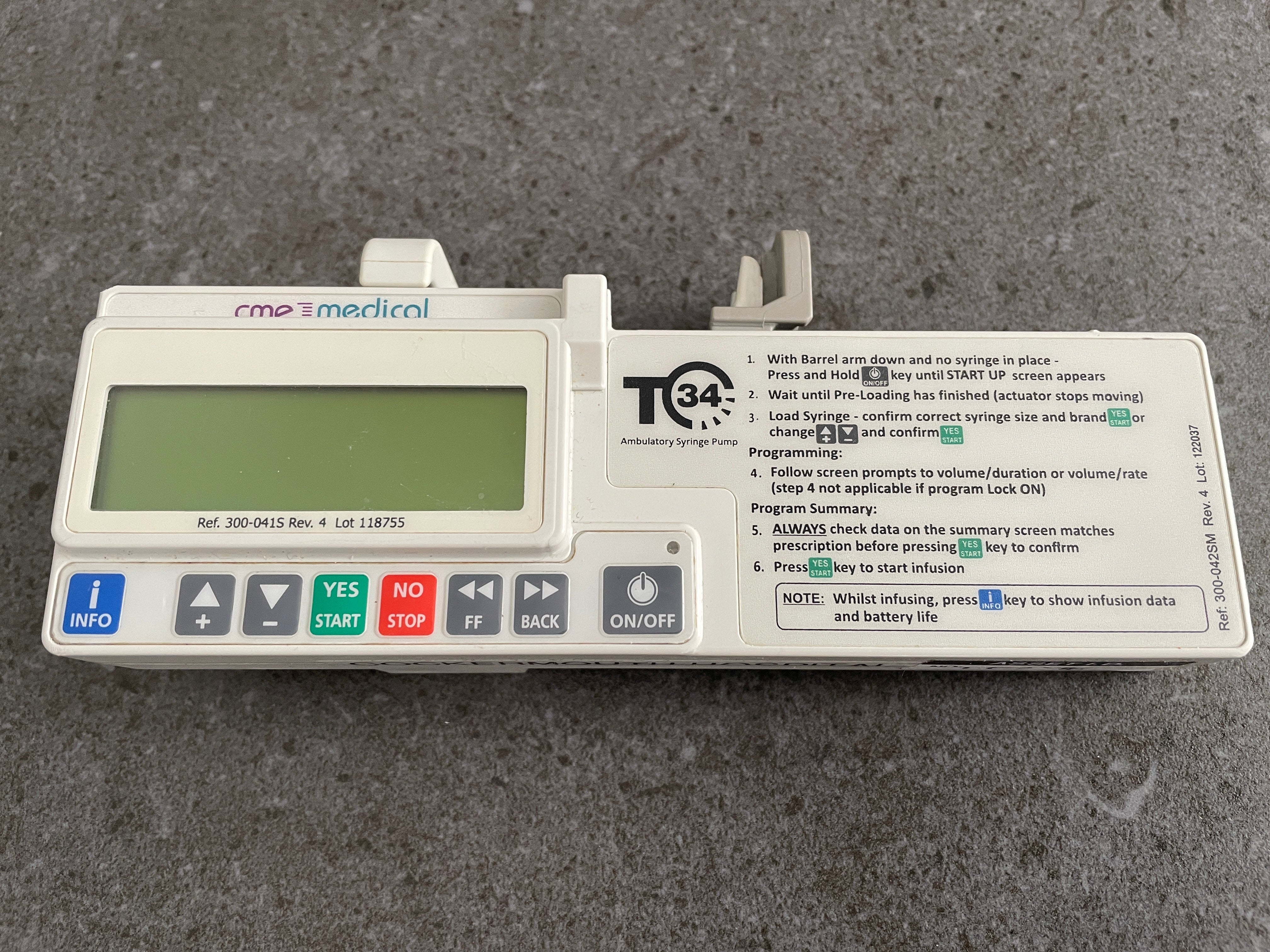 Pompe à perfusion CME McKinley T34 avec écran LCD.