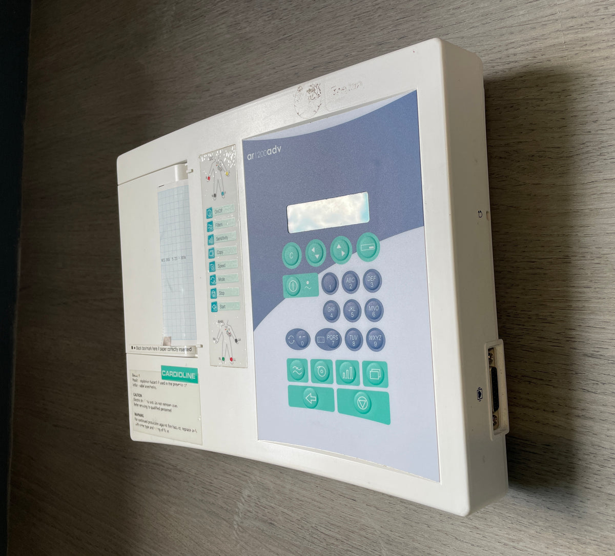 Cardioline-AR1200-ADV-appareil-ECG-portable-avec-ecran-LCD.jpg