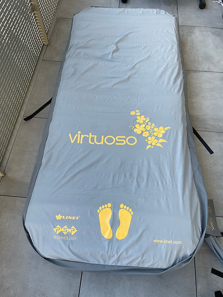 Matelas gonflable Linet Virtuoso avec pompe intégrée pour soins médicaux et prévention des escarres