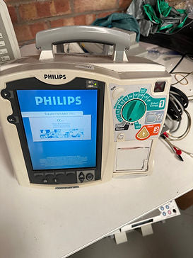 Defibrillateur-Philips-HeartStart-MRx-avec-affichage-de-la-surveillance-du-patient-et-des-parametres-vitaux.jpg