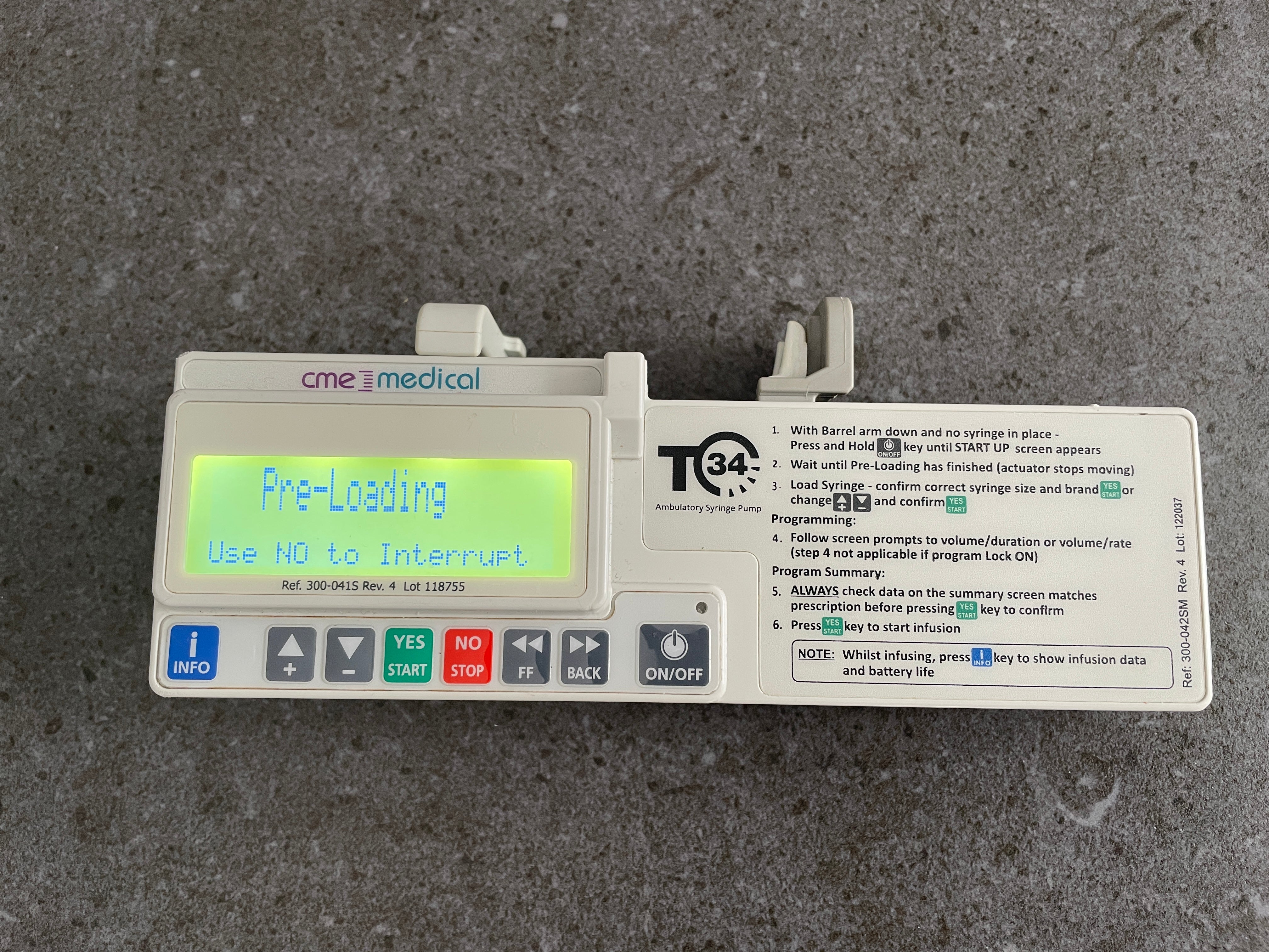 Pompe à perfusion CME McKinley T34 avec écran LCD.