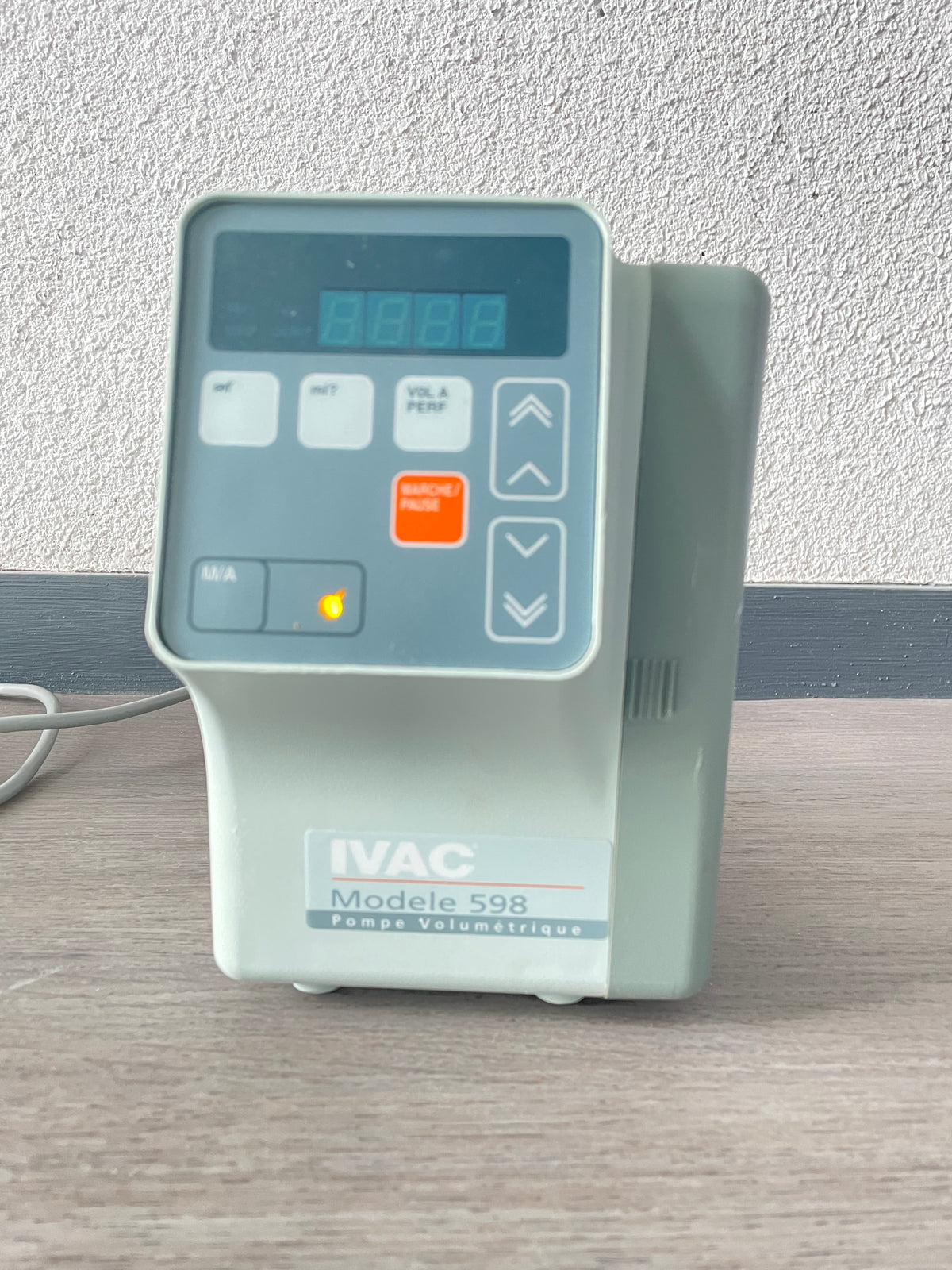 Pompe de perfusion Ivac 598 avec écran LCD et bouton de contrôle