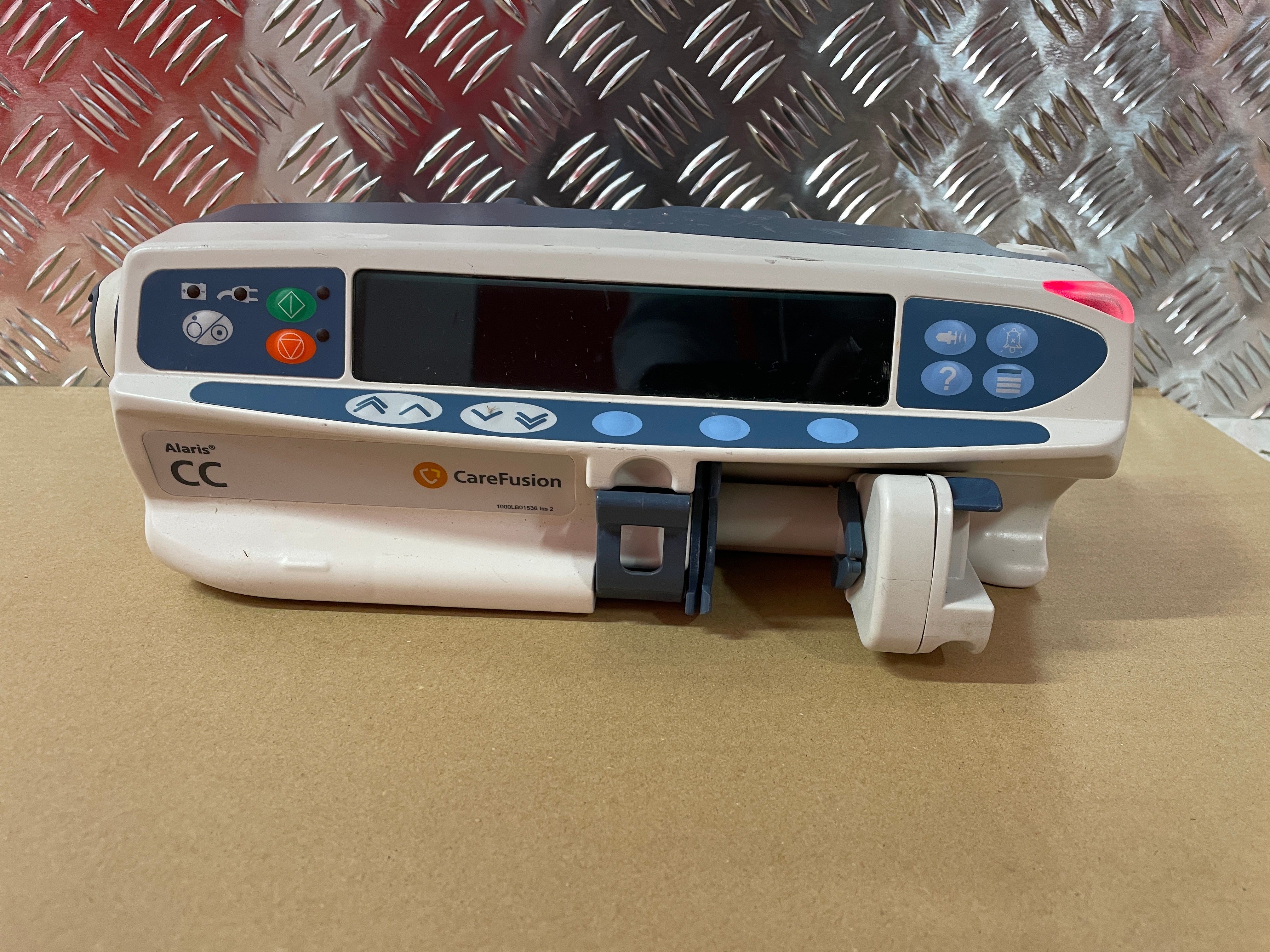 CareFusion-Alaris-CC-pompe-a-perfusion-medicale-avec-interface-utilisateur.jpg