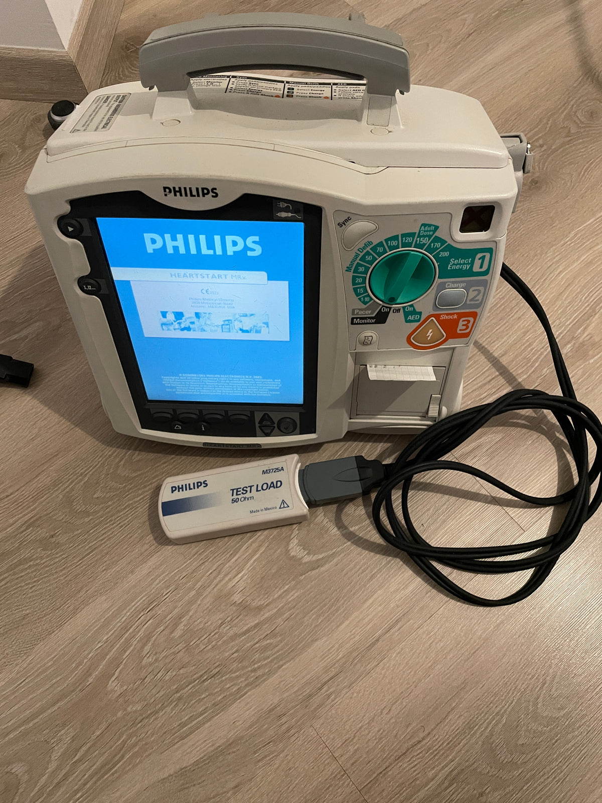 Defibrillateur-Philips-HeartStart-MRx-avec-affichage-de-la-surveillance-du-patient-et-des-parametres-vitaux.jpg