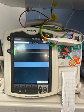 Defibrillateur-Philips-HeartStart-MRx-avec-affichage-de-la-surveillance-du-patient-et-des-parametres-vitaux.jpg