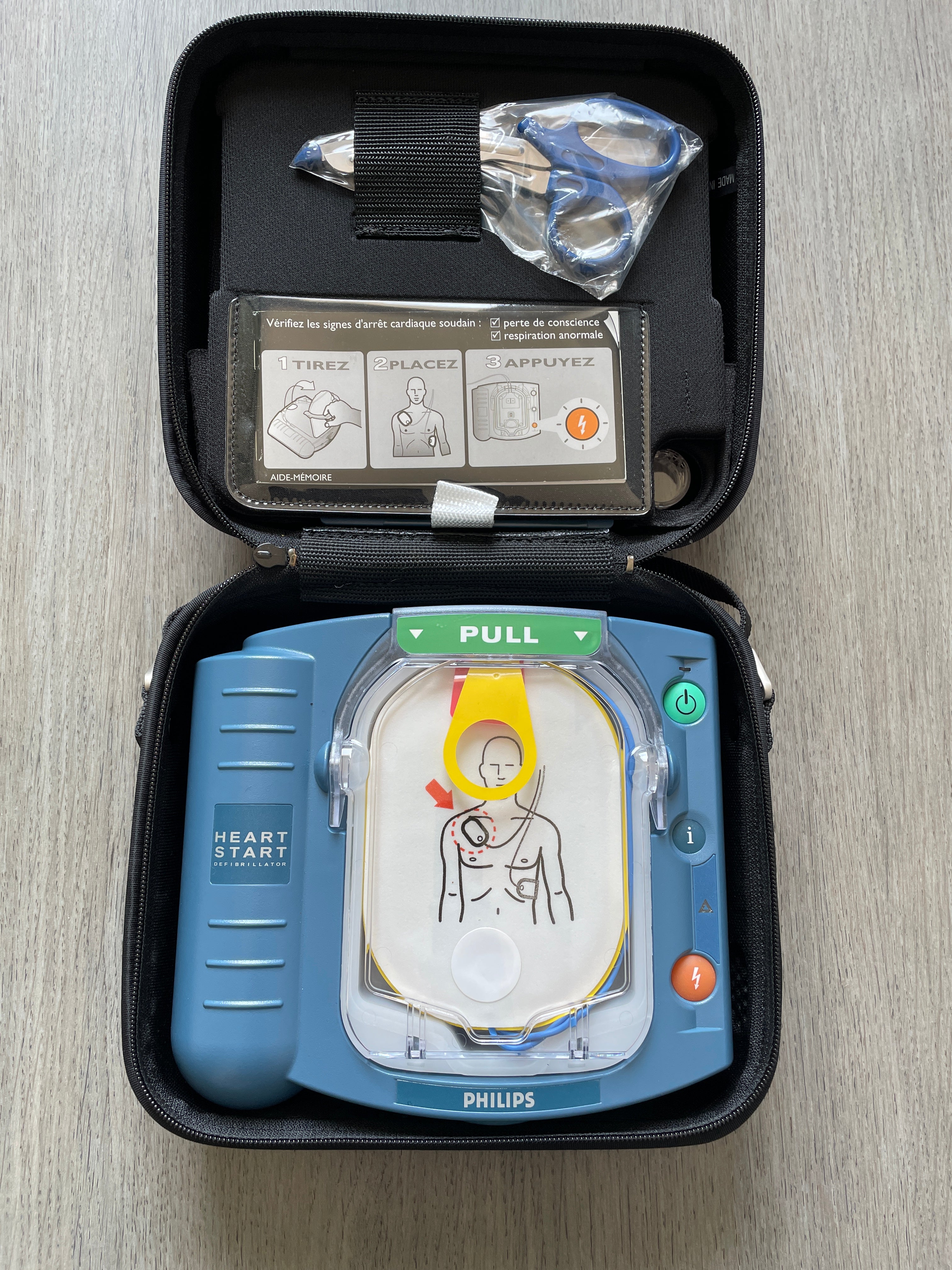 Defibrillateur-Philips-HeartStart-HS1-avec-ecran-et-instructions-de-reanimation.jpg