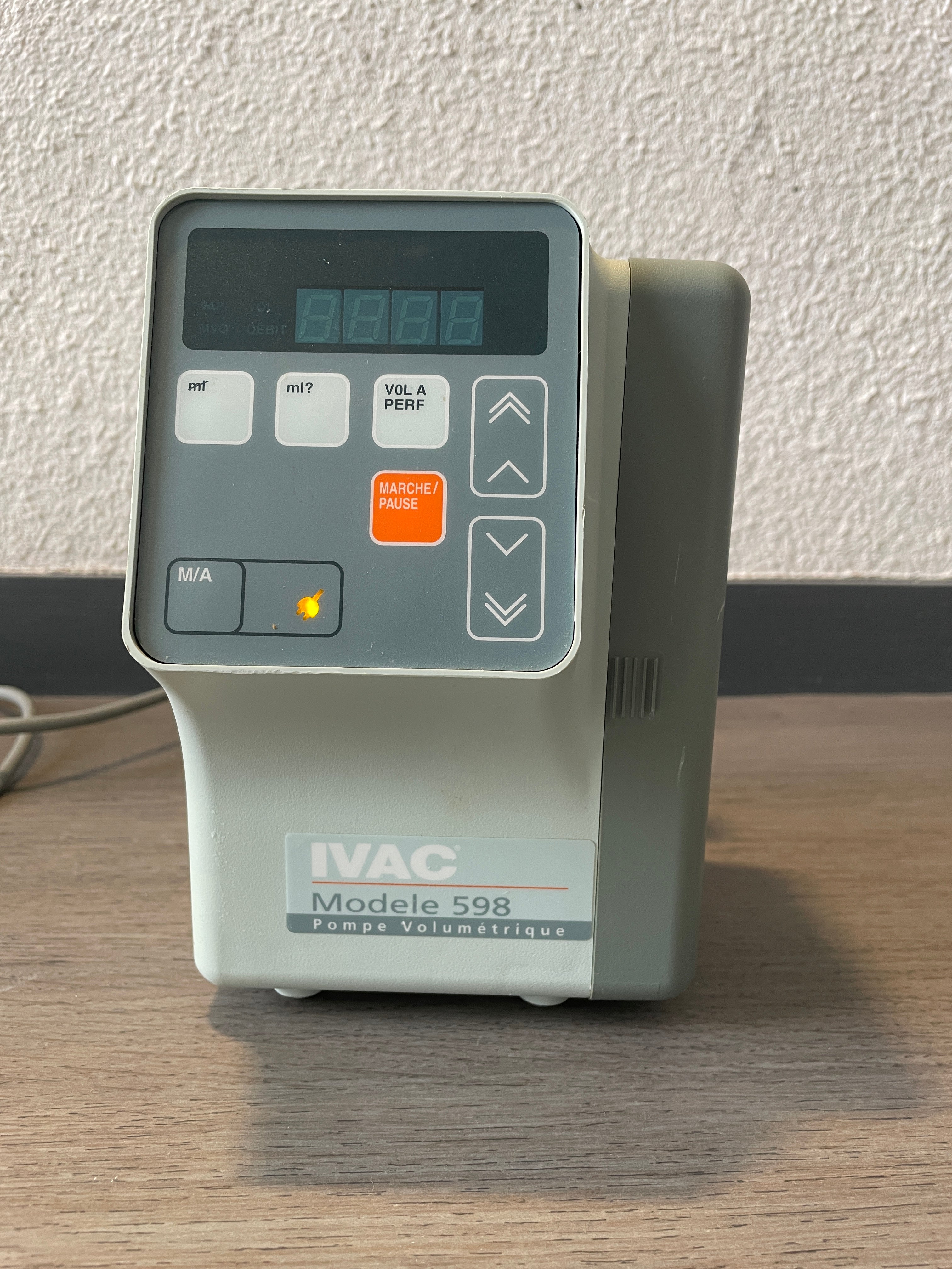 Pompe de perfusion Ivac 598 avec écran LCD et bouton de contrôle