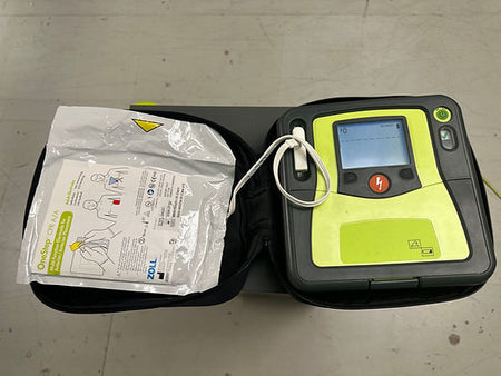 Défibrillateur Zoll AED PRO avec électrodes et affichage d'instructions pour réanimation cardiaque